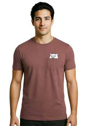 Kastanienbraunes T-Shirt aus Baumwolle mit rundem Ausschnitt und kurzen Ärmeln. Verfügt über eine Tasche mit einem aufgedruckten Bärenmotiv.