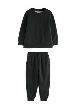 Schwarzer Pullover mit Rundhalsausschnitt und gerippten Bündchen, kombiniert mit passender schwarzer Jogginghose mit elastischem Bund und schmal zulaufenden Beinen.