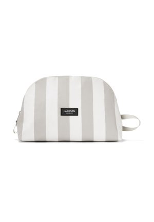Borsa da toilette semicircolare con strisce verticali beige e bianche, chiusura con cerniera, manico in tessuto e etichetta "Larkson Hamburg" sul davanti.