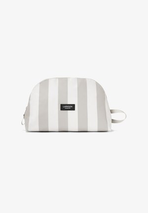 Borsa da toilette semicircolare con strisce verticali beige e bianche, chiusura con cerniera, manico in tessuto e etichetta "Larkson Hamburg" sul davanti.