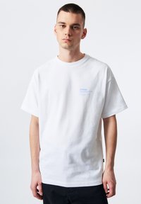 Dr.Denim TROOPER - Triko s potiskem - white mncrm swirl