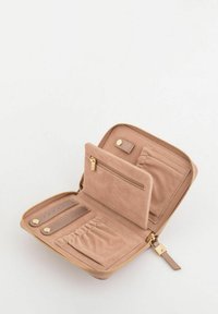 Beżowy zamszowy portfel z zamkiem błyskawicznym w kolorze złota, wieloma przegródkami na karty, kieszenią na zamek oraz elastycznymi sekcjami na banknoty. Wnętrze o fakturze.