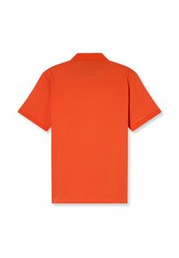 Polo arancione con maniche corte, colletto e taglio dritto. Tessuto liscio e una toppa a contrasto nella parte superiore della schiena.