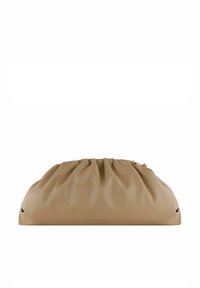 Bolso pouch beige en material suave y texturizado con diseño arrugado y bordes abiertos, que presenta una forma redondeada para una apariencia moderna.