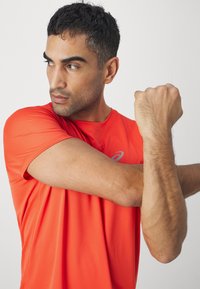 ASICS CORE TOP - Sports T-shirts - true red