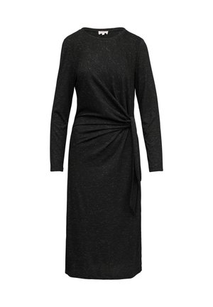 Zwart langwerpig jurkje met een gedraaide knoopdetailing in de taille, gemaakt van textuurstof met een subtiel gespikkeld patroon.
