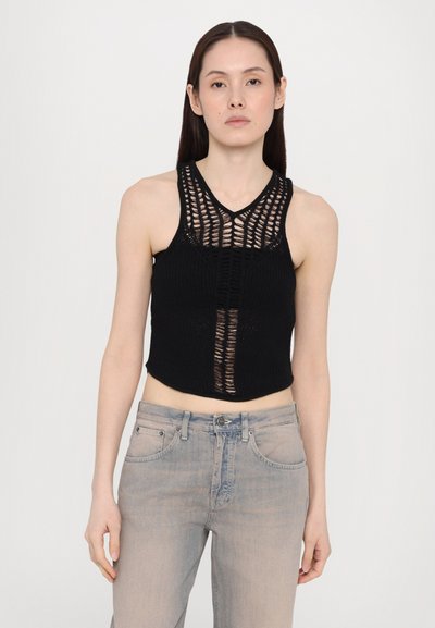 Top cropped preto tricotado com decote em V e detalhes de renda, apresentando um design justo e uma bainha que termina logo acima da cintura.