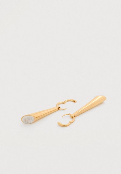 Σκουλαρίκια με σταγόνα σε χρυσό τόνο με διαβαθμισμένο σχέδιο· λεία υφή· στρογγυλεμένα άκρα· στερέωση με ανοιχτό κρίκο για ασφαλή εφαρμογή.