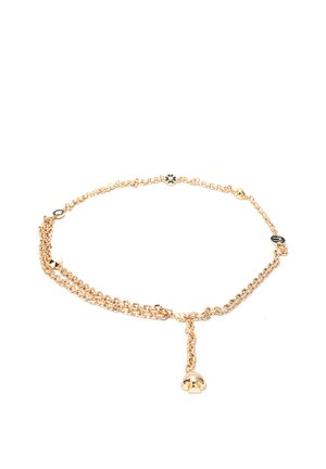 Złoty naszyjnik łańcuszkowy z małymi czarnymi i złotymi zawieszkami w kształcie kwiatów i symboli, z zawieszką w kształcie dzwoneczka, zwisającą na łańcuszku.