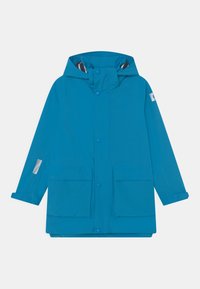 Blauwe waterdichte jas met capuchon, voorzien van twee voorzakken, drukknoopsluiting en een reflecterende accent op de mouw. Soepele textuur.