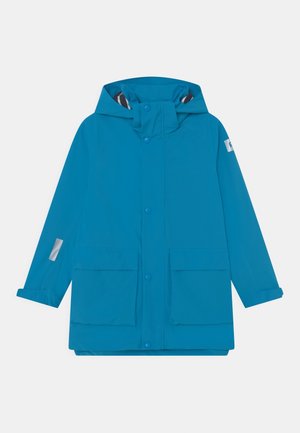 Blaue wasserdichte Jacke mit Kapuze, zwei Fronttaschen, Druckknöpfen und einem reflektierenden Akzent an den Ärmeln. Glatte Textur.