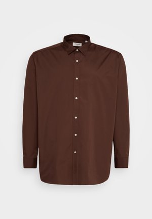 Chemise marron à col écarté, à manches longues et d'une texture de tissu lisse. Présente des boutons blancs sur le devant.