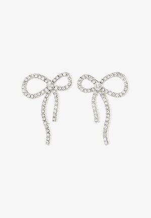 Sidabriniai auskarai, pasižymintys kristalų formos juostele, su kilpiniu dizainu ir ilgais galais, padengtais mažomis skaidriomis kristalų detalėmis.