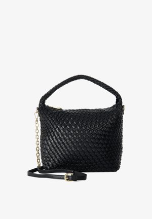 Sac à main en cuir tressé noir avec poignée courte, détail chaîne dorée et bandoulière ajustable avec fermeture à boucle.