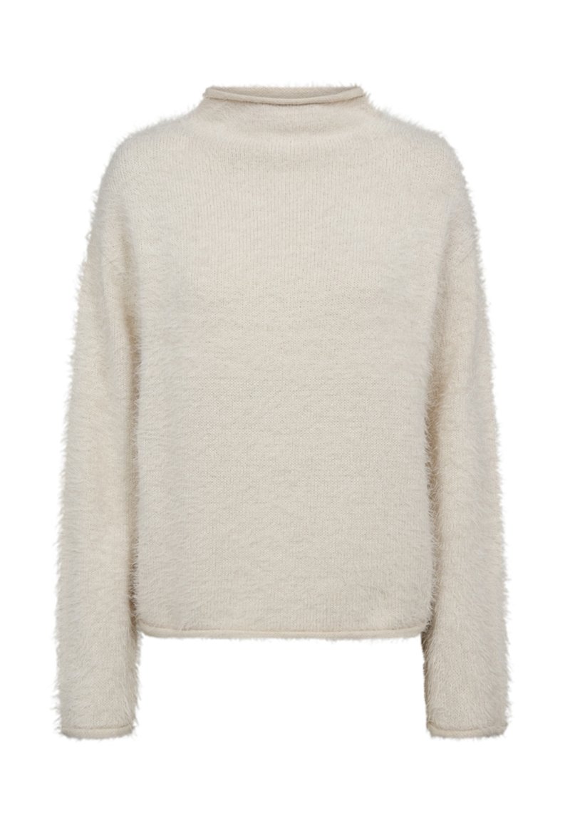 Lichtbeige trui met een zachte, fuzzy textuur. Heeft een hoge hals en lange mouwen, met een oversized, relaxte pasvorm.