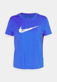 Camiseta deportiva Nike de manga corta azul con el logo de la marca en color blanco, que presenta un sutil patrón abstracto en el pecho.