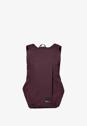 Maronenfarbener Rucksack mit einem schlanken Design, ausgestattet mit einer vorderen Reißverschlusstasche, glatter Oberfläche und gepolsterten Schulterriemen. Logo unten links.