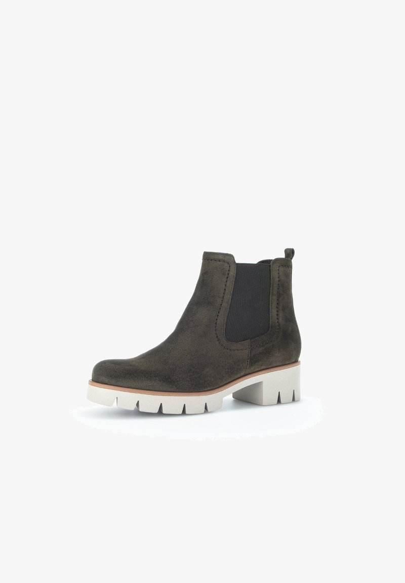 Bottine Chelsea en daim vert foncé avec panneau latéral élastique et semelle blanche épaisse à crampons, vue latérale en angle sur fond blanc.