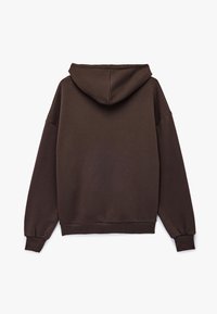 Sudadera con capucha de color marrón oscuro, de manga larga, con puños y dobladillo acanalados, textura suave y diseño minimalista sin logotipos ni gráficos visibles.