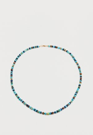 Naszyjnik z koralików z małych, okrągłych koralików w kolorach niebieskim, turkusowym, brązowym i złotym, ułożonych w powtarzającym się wzorze z złotym zapięciem.