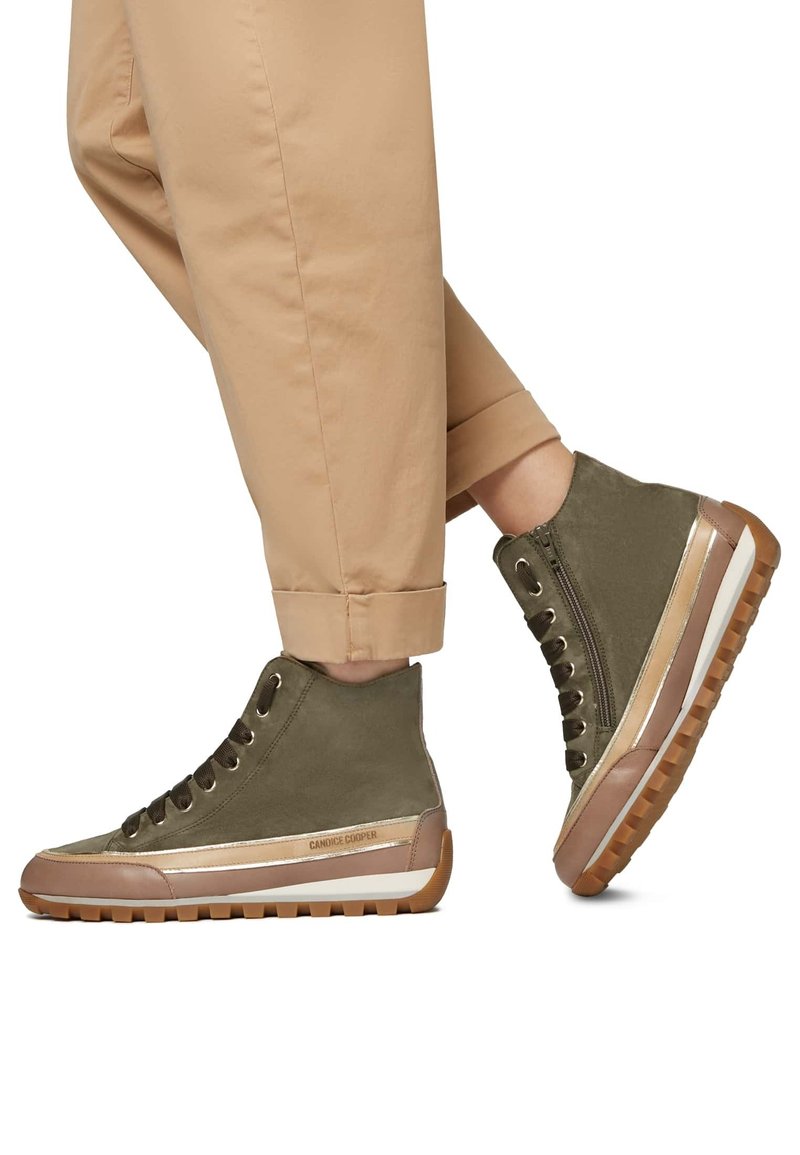Baskets montantes en suède vert olive avec un accent en cuir tan, une bande blanche et une semelle en caoutchouc texturé. Présente un design à lacets.
