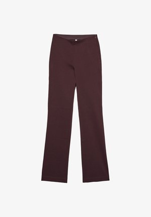 Tmavohnedé nohavice s rovnými nohavicami, hladký pás bez viditeľných vreciek alebo dizajnov, položene na bielom pozadí.