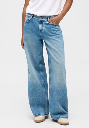 Helleblaue, weit geschnittene Jeans aus Denim, mit einer hohen Taille, vorderen Taschen und einer ausgewaschenen Optik. Die Säume sind leicht ausgefranst.