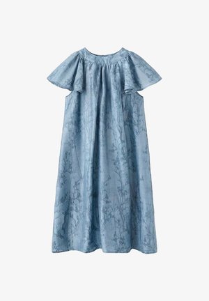 Svijetloplava haljina do koljena s volanastim rukavima bez ramena i suptilnim cvjetnim uzorkom na laganoj tkanini.