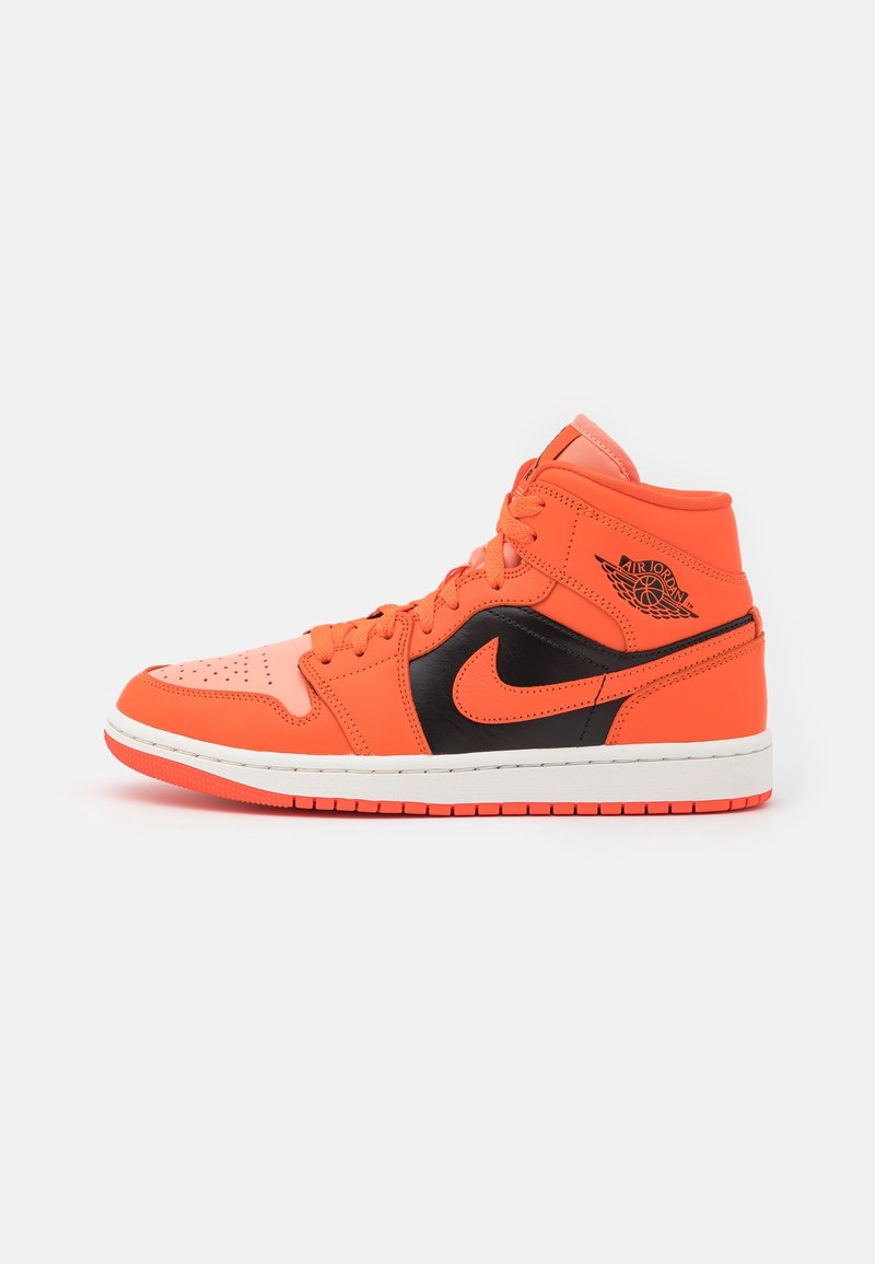 Nike Air Jordan 1 sneakers har en livlig orange läderöverdel med svarta accenter, vit mellansula och en texturerad svart Swoosh-logotyp.