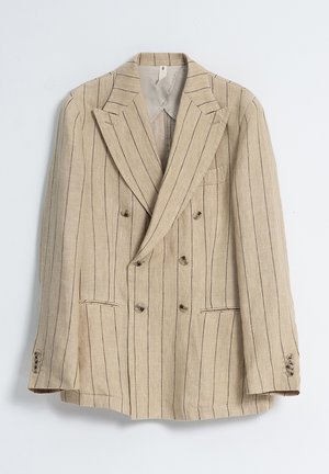 Blazer beige de doble botonadura hecho de lino con rayas verticales oscuras, solapas de muesca, dos bolsillos frontales y cinco cierres de botón.