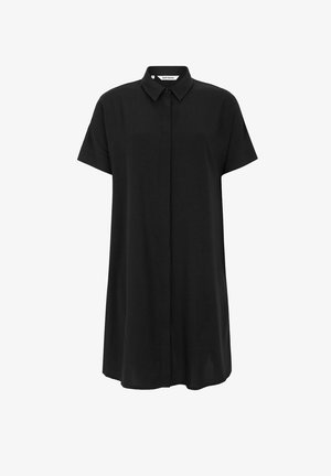 Vestido camisero negro de manga corta en una tela suave, con cierre de botones en la parte delantera, cuello y corte relajado, con una silueta hasta la rodilla.