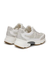 Sneakers bianchi con una tomaia in rete testurizzata e dettagli argentati, dotati di una suola imbottita e un design con lacci, visti da dietro.