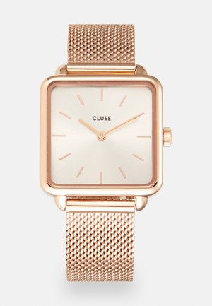 Vierkant rosegouden horloge met mesh-band, minimalistische witte wijzerplaat, rosegouden uurmarkeringen en CLUSE-logo in het midden.