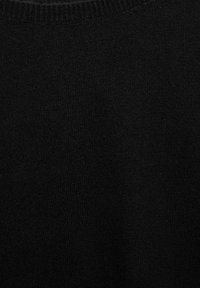 Czarny sweter wykonany na drutach o gładkiej fakturze i prążkowanym dekolcie, bez widocznych wzorów ani dodatków. Prosty fason i jednolity kolor.