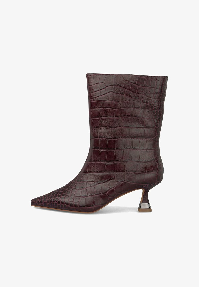 Stivale marrone scuro a metà polpaccio con tacco kitten e texture coccodrillo, punta appuntita, caratterizzato da un piccolo tacco geometrico a campana.