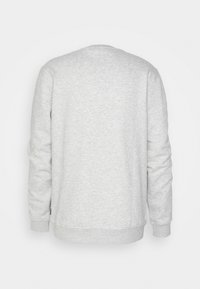 Harmaa collegepaita pyöreällä pääntiellä, pitkät hihat, ribbineulotut hihansuut ja helma, valmistettu pehmeästä, teksturoidusta kankaasta, jossa yksinkertainen ja klassinen muotoilu.