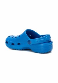 Zueco de plástico azul con agujeros de ventilación, una correa trasera, parte superior texturizada y suela de goma duradera. Diseñado para la comodidad y un uso fácil.