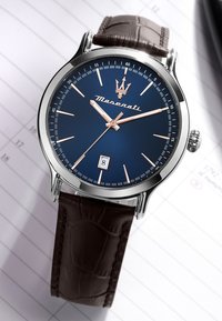 Orologio Maserati con quadrante blu navy, cassa in acciaio inossidabile argentato, cinturino in pelle marrone con motivo coccodrillo e visualizzazione della data alle 6.