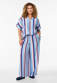 Gestreepte tweedelige outfit met wijde broek en een top met korte mouwen. Kleuren zijn roze, blauw en marineblauw. Lichtgewicht stof met een relaxte pasvorm.