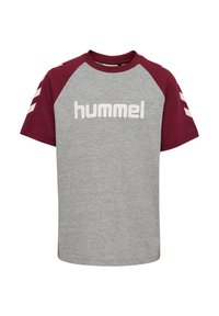 Szara bawełniana koszulka z maroonowymi rękawami raglanowymi, z białym logo "hummel" z przodu oraz białymi akcentami w kształcie chevron na rękawach.