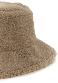 Brah barvni flis klobuk z mehkimi vlakni, okroglo krono in širokim, ravnim robom. Šivana detajla okoli roba dodajata dimenzijo.