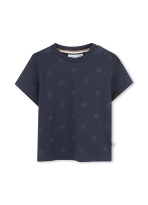 Marineblauwe T-shirt met korte mouwen, gemaakt van katoen met een subtiel patroon van elkaar verbonden vormen. Voorzien van schouderdrukknoopsluiting en een ronde halslijn.