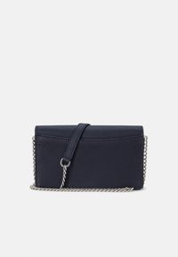 Cartera de piel texturizada azul marino con cadena, tapa frontal y acabado suave. Presenta un acento decorativo en hardware plateado.