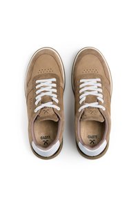 Schlichte beige Wildledersneaker mit weißen Schnürsenkeln und Akzenten, die Perforationen an der Zehenpartie und eine kontrastreiche weiße Sohle aufweisen. Das Innere hat eine weiche Oberfläche.