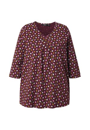 Burgundská blůza s výstřihem do V, 3/4 rukávy a květinovými vzory v růžové, žluté a bílé; má sklady pod výstřihem pro další detaily.