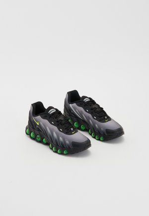 Buty sportowe z siateczkową cholewką w szarym gradienie, czarnymi sznurówkami i jasnoniebieskimi akcentami na podeszwie. Posiadają okrągły czubek oraz wyściełany kołnierz.