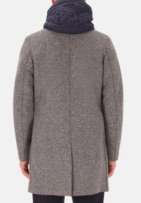 Cappotto grigio in misto lana con colletto trapuntato blu, caratterizzato da una linea dritta e maniche lunghe, visto da dietro.