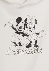 Felpa con cappuccio bianca con design grafico nero di Topolino e Minnie con le braccia alzate e il testo "MICKEY MINNIE" sotto.