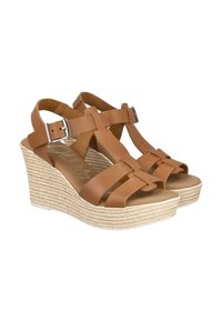 Sandalias de cuña de cuero marrón con correas entrelazadas, una hebilla y una suela de plataforma de yute trenzado. Plantilla texturizada, diseño robusto.