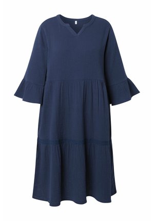 Marineblaues knielanges Kleid mit V-Ausschnitt, ausgestellten Dreiviertelärmeln und gerafften Stufen, die eine lockere, fließende Silhouette erzeugen.